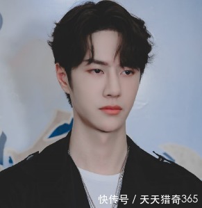 王一博开摩托车疯狂流汗,脱妆露出素颜那一刻,网友别再化妆了