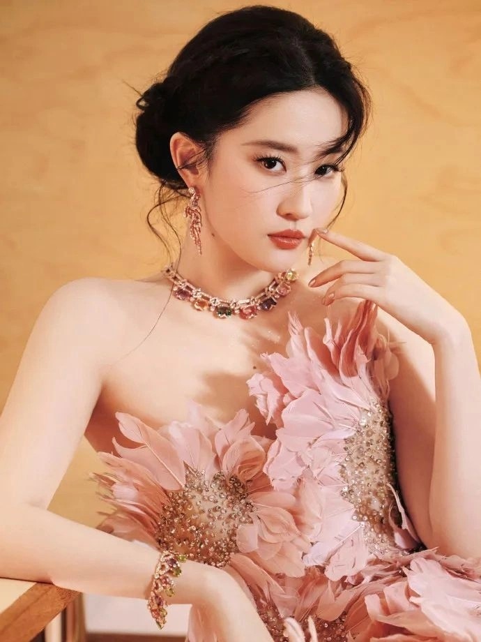 韩娱女星李诗英与富商老公结束8年婚姻,育有一子