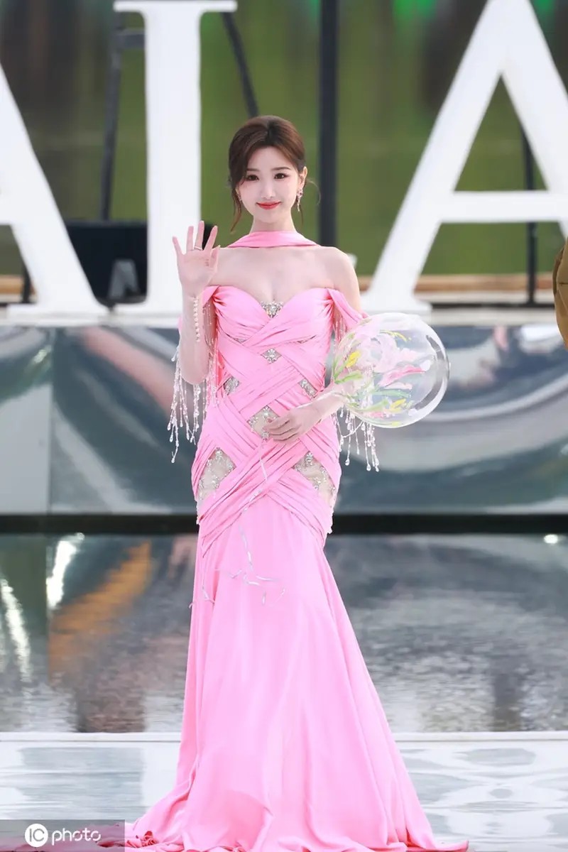 陈赫夫妇高调游香港,张子萱光明正大露脸,二人吃菠萝油逛名店