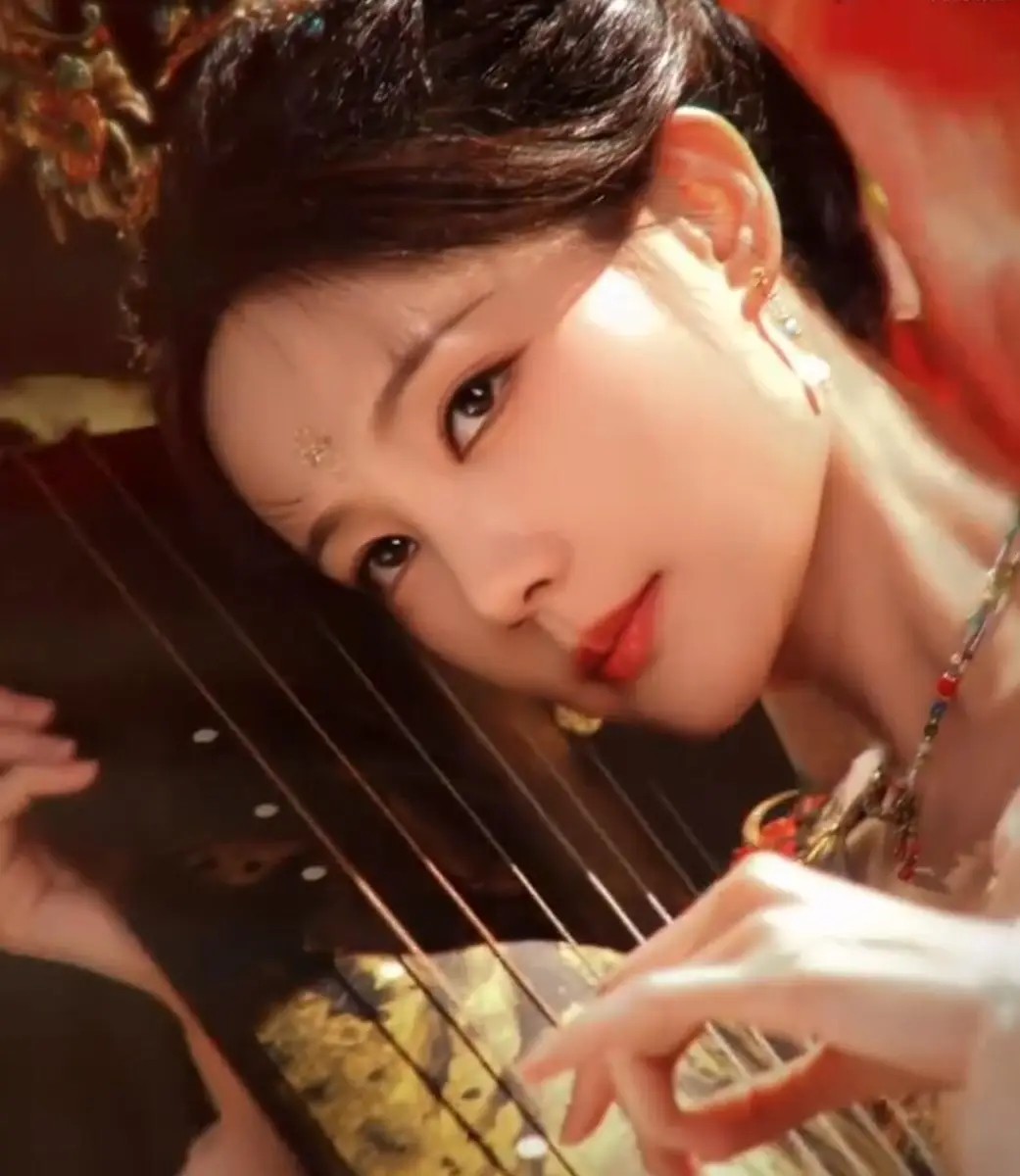 董力带老婆上街买衣服,预算不过两千,红了的阿诺还背买菜包逛街