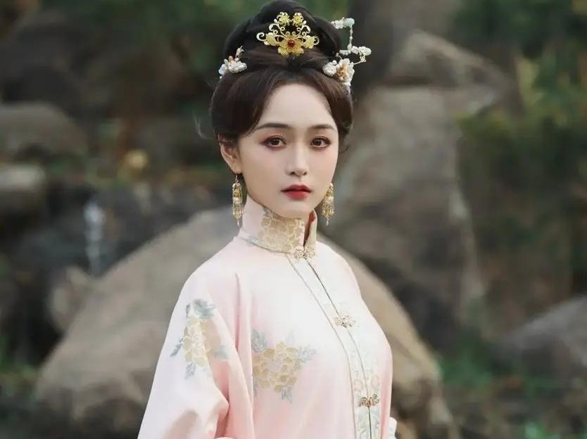 被传移民美国的王刚,没有上亿身家,只有小20岁娇妻和小60岁儿子