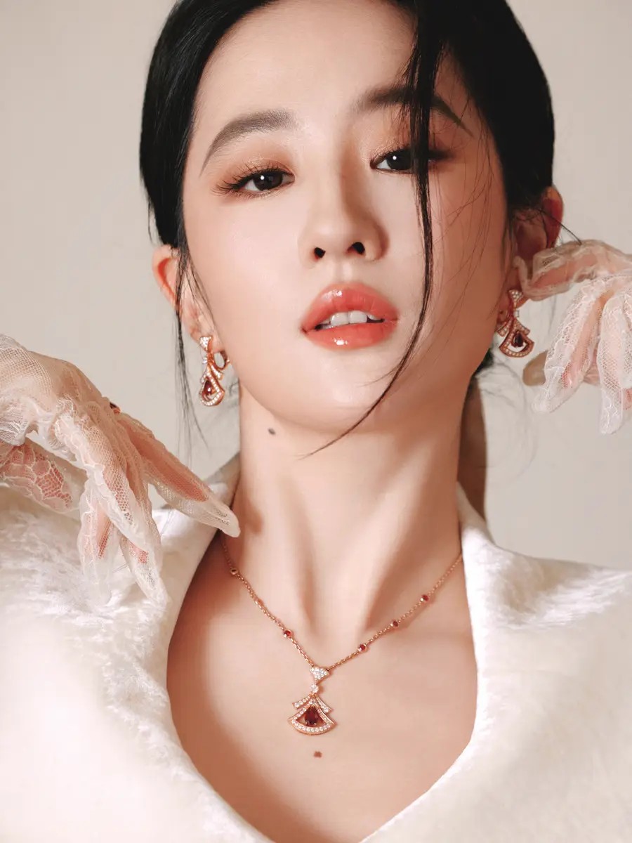 姚晨晒五一鼓浪屿度假美照,46岁穿碎花短裙身材还是那么好