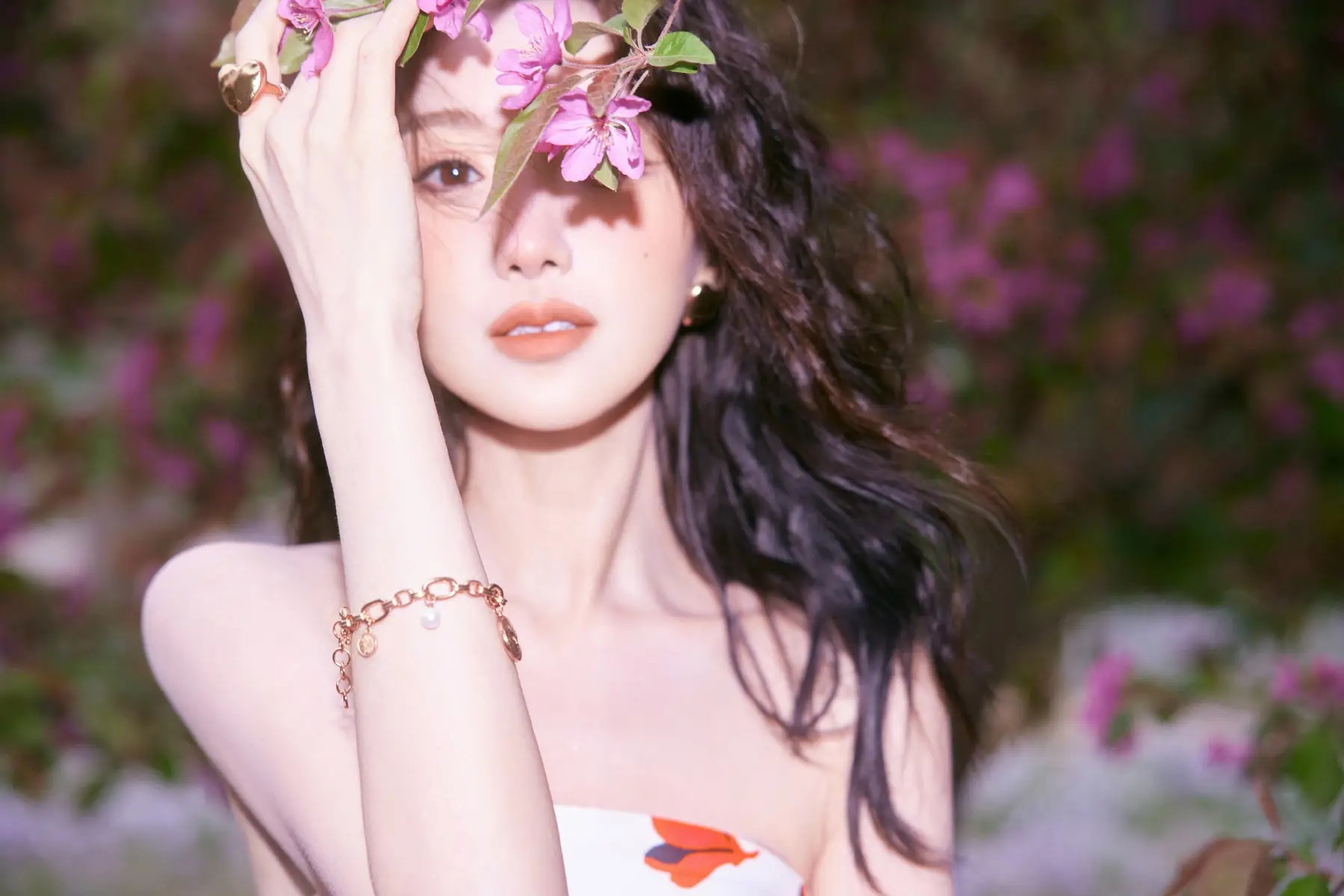 “艾莉”李彩桦:从角色到写真的多面魅力