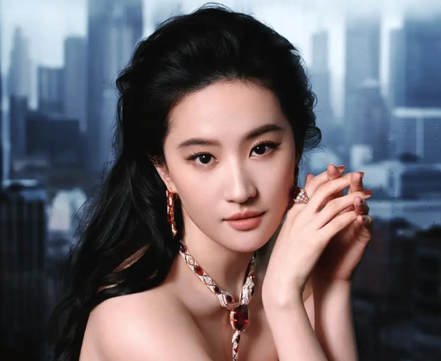 谢霆锋现身泸定穿搭时尚又帅气,惹诸多人围观,丁真与他再次同框