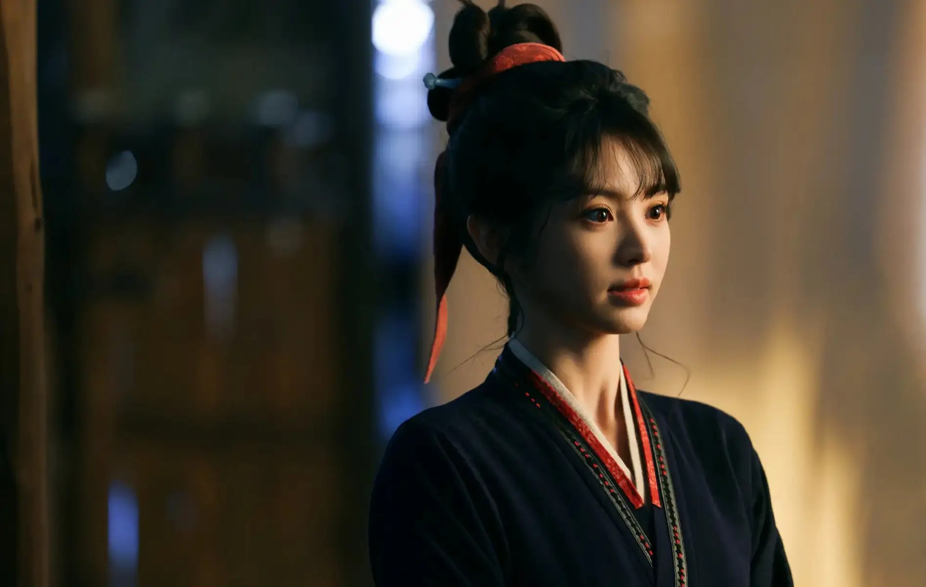 姚晨离婚风波后首露面，全程冷脸神态紧绷，与年轻男星特意避嫌