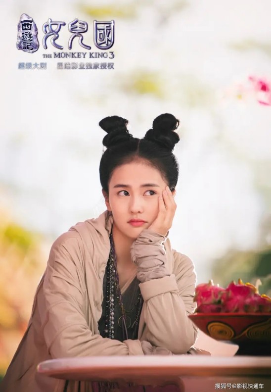 田曦薇的身材被低估了！一袭碎花连衣裙+长卷发，网友却因“图片疑似AI生成”标注吵翻了